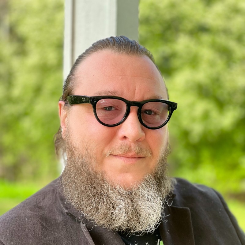 Thomas Avasol - Professional headshot